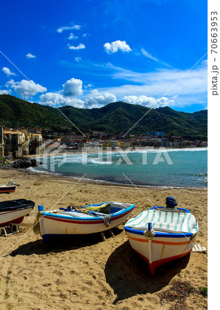 Cefalu city beach with wooden fishing boats Cefalu city beach with wooden fishing boats 70663953