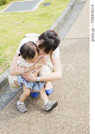 スキンシップをする親子 70664014