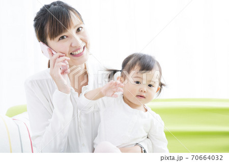 スマホで話す母親と子供 スマホで話す母親と子供 70664032