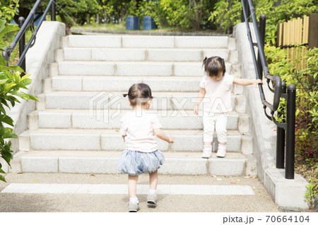 外遊びする女の子 外遊びする女の子 70664104