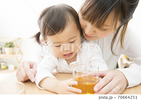 お茶を飲む親子 70664251