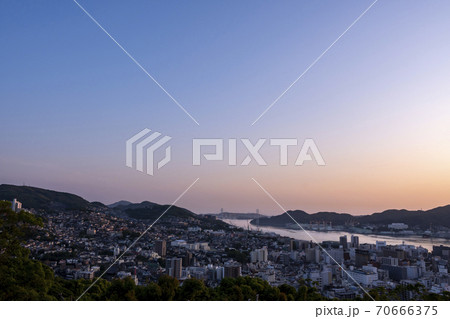 長崎県長崎市　風頭公園から望む夕景 70666375
