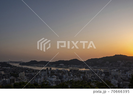 長崎県長崎市　風頭公園から望む夕景 70666395