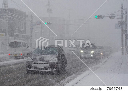 大雪の幹線道路 交通イメージ 大雪の幹線道路 交通イメージ 70667484