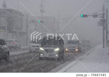 大雪の幹線道路　交通イメージ 70667485