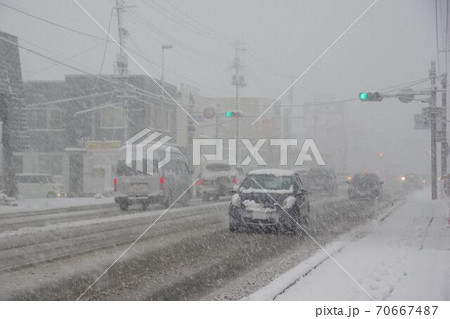 大雪の幹線道路　交通イメージ 70667487