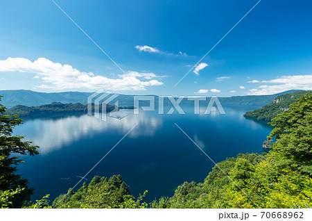 【青森県十和田湖】瞰湖台から眺める十和田湖は開放的な大パノラマ 70668962