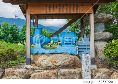 送水ポンプとバルブと陸軍用地境界杭 送水ポンプとバルブと陸軍用地境界杭 70669001