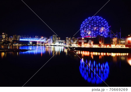 バンクーバー サイエンスワールドとbcプレイスの夜景の写真素材 バンクーバー サイエンスワールドとbcプレイスの夜景の写真素材