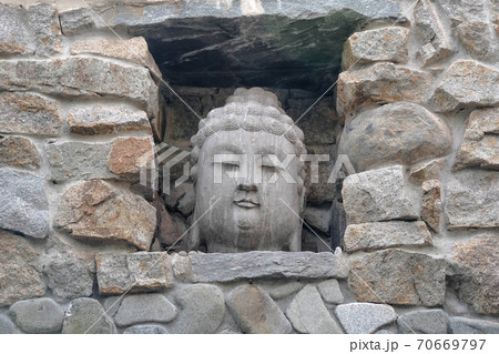 Teh Buddha Head stone statue at entrance gate in Haedong Yonggungsa Temple at Busan, South Korea. 70669797