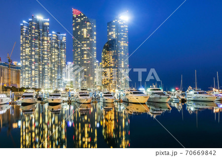 Night view of Skyscrapers Busan Marine City with reflection 70669842