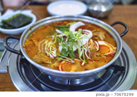 食事 鍋 ランチ 70670299