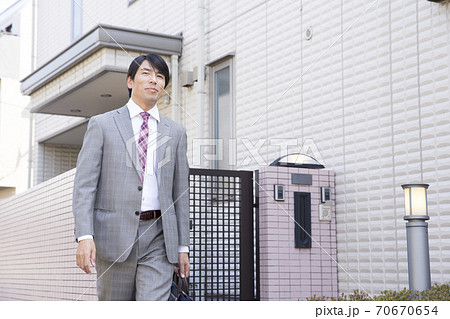 出勤する男性 70670654