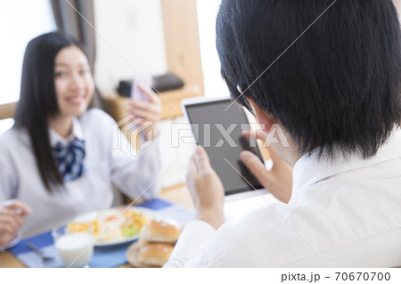 朝食を食べる親子 朝食を食べる親子 70670700