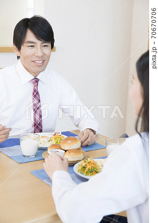 朝食を食べる親子 70670706