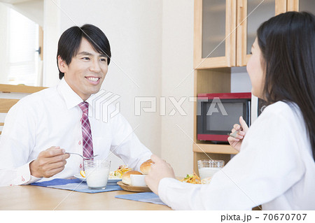朝食を食べる親子 70670707