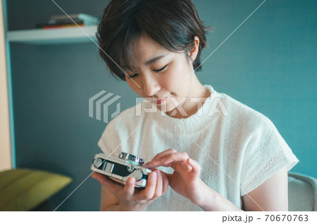 カメラの点検するカメラ女子 カメラの点検するカメラ女子 70670763