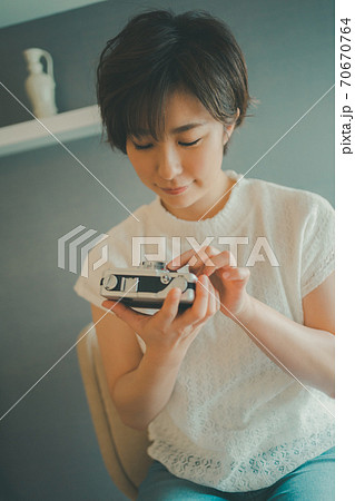 カメラの絞りをいじるカメラ女子 カメラの絞りをいじるカメラ女子 70670764