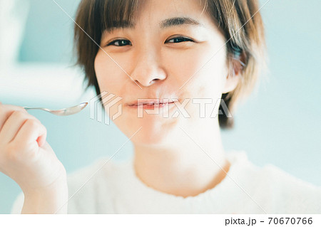 スプーンで食べるアラサー女子 スプーンで食べるアラサー女子 70670766
