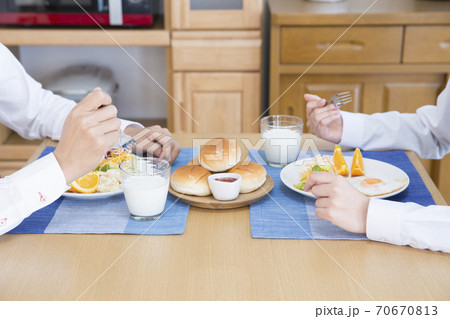 朝食を食べる親子 朝食を食べる親子 70670813
