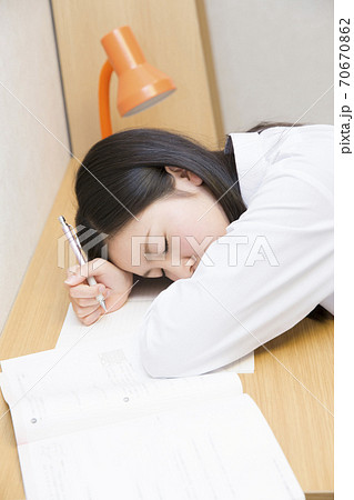 居眠りをする女子高校生 70670862