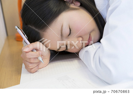 居眠りをする女子高校生 70670863