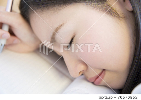 居眠りをする女子高校生 70670865