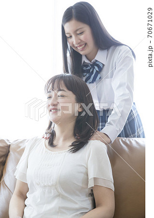 肩もみする親子 70671029