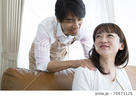 肩もみをする夫 70671126