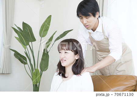肩もみをする夫 肩もみをする夫 70671130