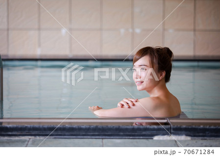温泉に入る女性 70671284