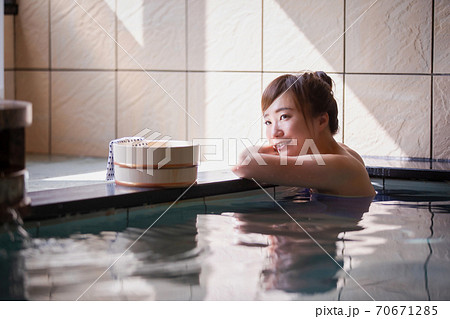 温泉に入る女性 温泉に入る女性 70671285