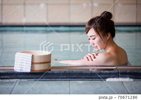 温泉に入る女性 温泉に入る女性 70671286