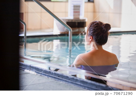 温泉に入る女性 温泉に入る女性 70671290