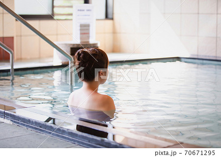 温泉に入る女性 温泉に入る女性 70671295