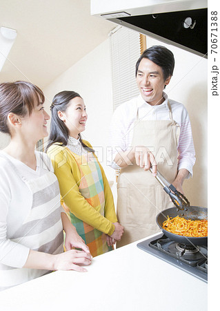 料理をする家族 料理をする家族 70671388