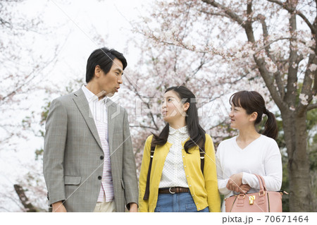 仲良しの家族 仲良しの家族 70671464