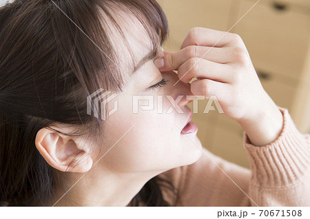 眼精疲労の女性 眼精疲労の女性 70671508