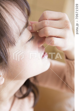 眼精疲労の女性 眼精疲労の女性 70671509