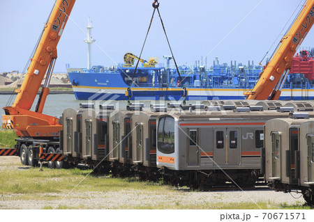 新潟港で船積みを行う武蔵野線車両(2019年8月) 新潟港で船積みを行う武蔵野線車両(2019年8月) 70671571