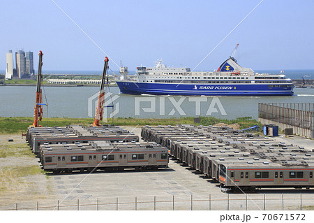 新潟港で船積みを行う武蔵野線車両(2019年8月) 新潟港で船積みを行う武蔵野線車両(2019年8月) 70671572