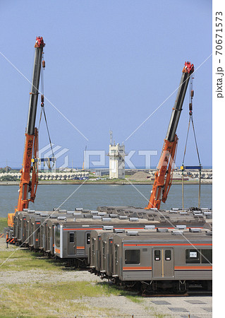 新潟港で船積みを行う武蔵野線車両（2019年8月） 70671573