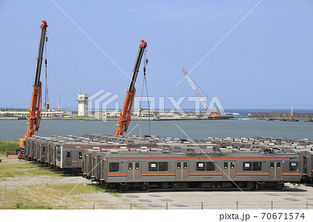 新潟港で船積みを行う武蔵野線車両（2019年8月） 70671574
