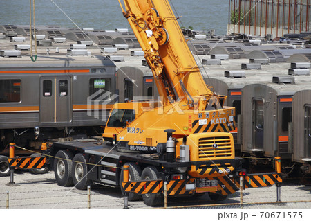新潟港で船積みを行う武蔵野線車両(2019年8月) 新潟港で船積みを行う武蔵野線車両(2019年8月) 70671575