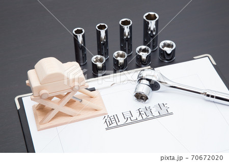 車の整備イメージ 自動車の修理イメージ 車検イメージ 見積書 黒背景 黒背景 油圧式シザーリフトの写真素材 7067