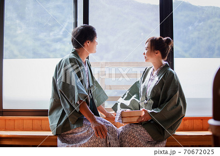 温泉にきた男女 70672025