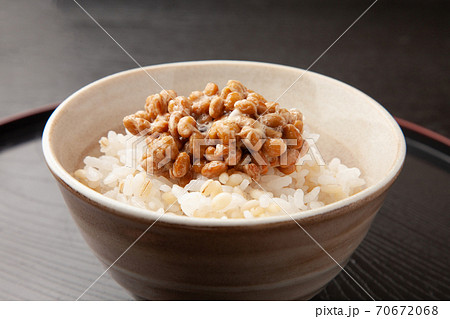 もち麦ご飯と納豆 70672068