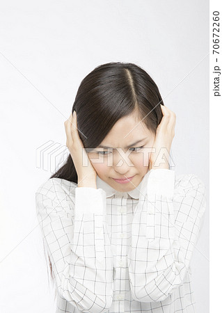 耳を塞ぐ女性 70672260