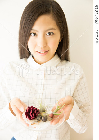 エアプランツを持つ女性 70672316