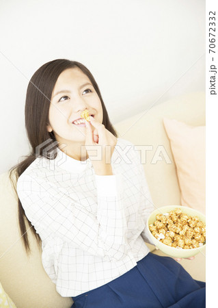 ポップコーンを食べる女性 70672332